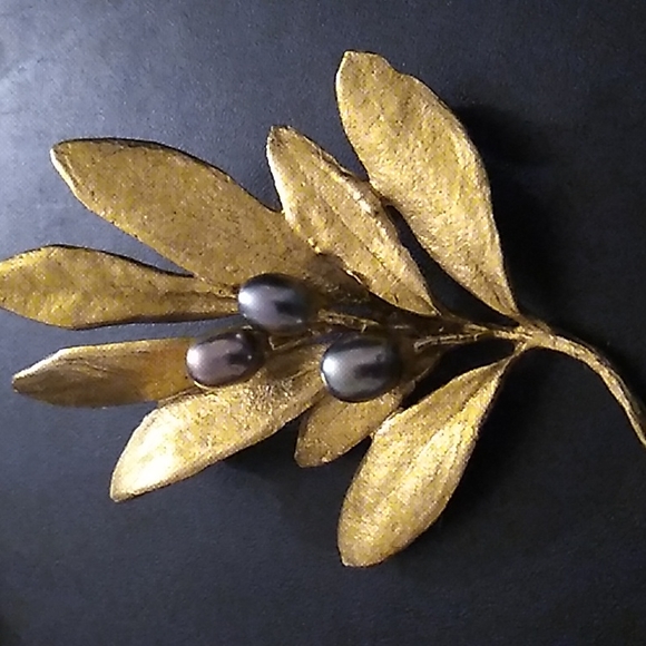 COPY - Metropolitan Museum of Art Gold Plated Olive Leaf Brooch. - Picture 3 of 3